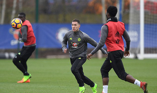 Bị đồng đội chơi khăm, Hazard lỡ hẹn derby London