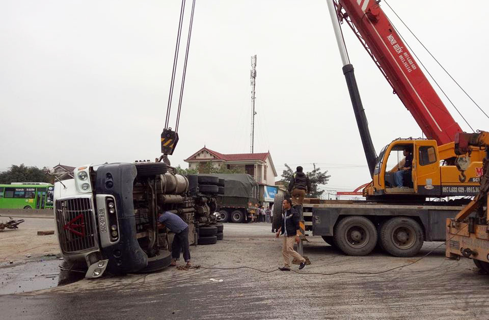 Hà Tĩnh: Thi thể người đàn ông kẹt dưới thùng xe container