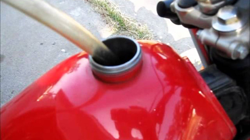 Mẹo xử lý xe máy hết xăng giữa đường