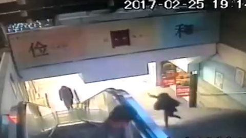 Mải nhìn màn hình smartphone cô gái ngã cắm mặt xuống đất