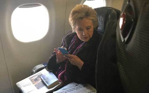 Hillary mặt lạnh lùng khi đọc tin về phó Tổng thống