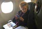 Hillary mặt lạnh lùng khi đọc tin về phó Tổng thống