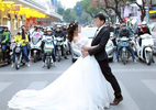 Chụp ảnh cưới giữa ngã tư đèn đỏ: Lãng mạn hay đùa với tính mạng?