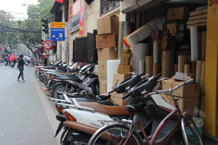 'Cơ quan càng to để xe càng chiếm vỉa hè, lòng đường'