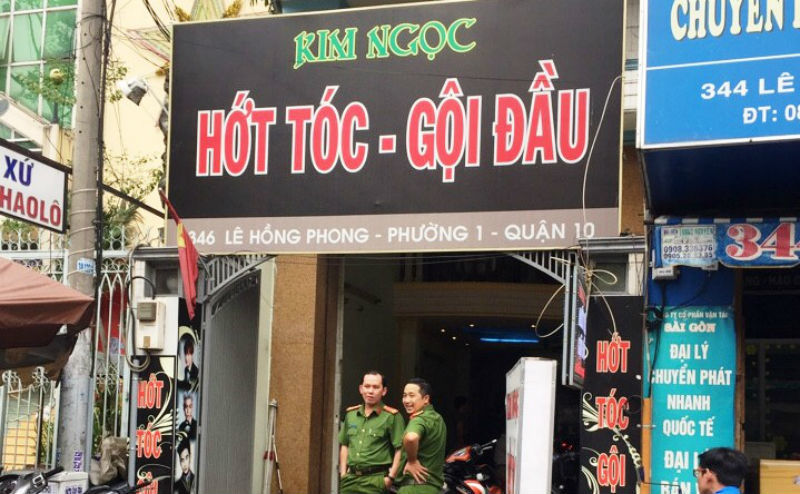 Tiệm hớt tóc có tiếp viên thoát y “vui vẻ” với khách ở Sài Gòn