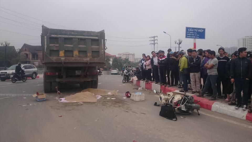 Hà Nội: Hai người chết dưới gầm xe tải