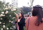 Lễ hội hoa: Hồng gãy cành, tơi tả vì khách chen nhau 'tự sướng'