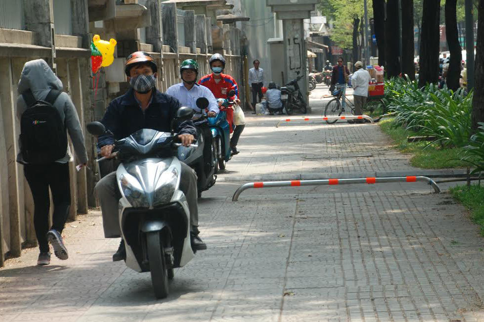 TP.HCM: Điều chỉnh barie, xe máy lại phóng vun vút trên vỉa hè