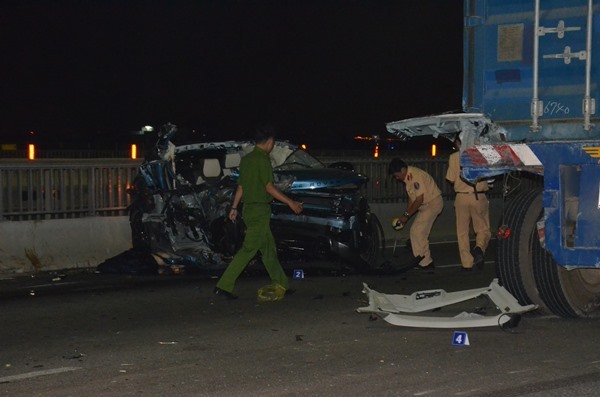 Xe Range Rover tông container trên cầu Sài Gòn, cô gái tử vong