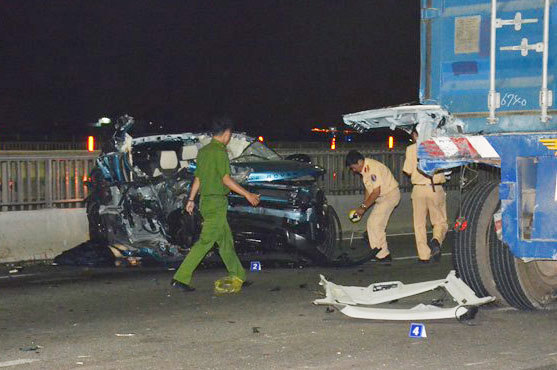 Xe Range Rover tông container trên cầu Sài Gòn, cô gái tử vong