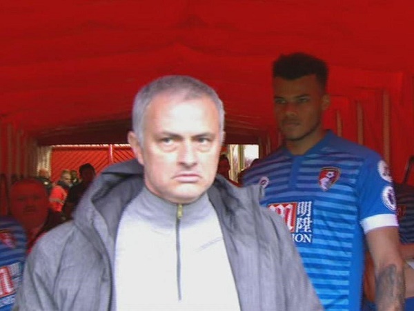 Ibrahimovic đối mặt án treo giò, Mourinho bốc hỏa trong đường hầm