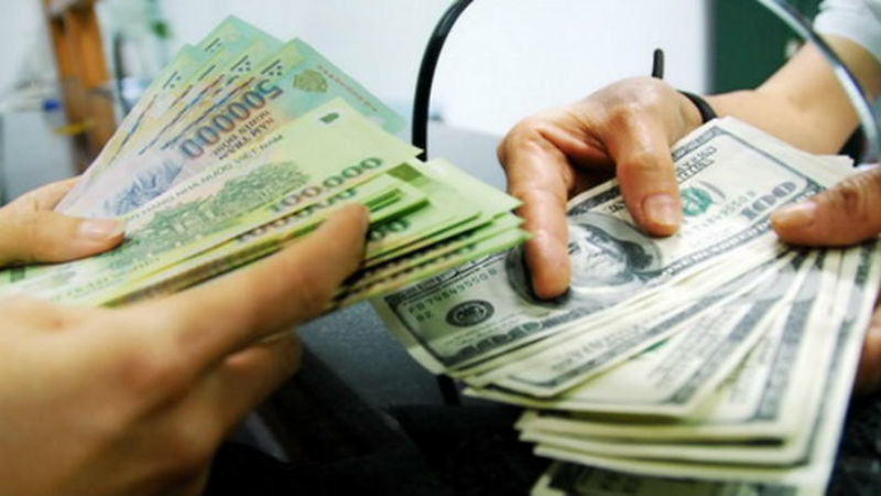 Điều tra vụ đổi 100 ngàn đô “giả” tại ngân hàng