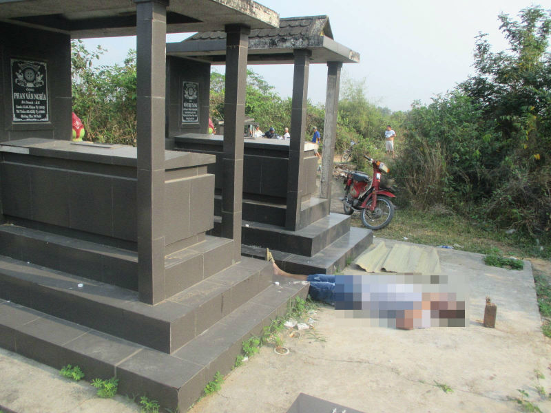 Người đàn ông chết bất thường cạnh xe gắn máy trong nghĩa địa