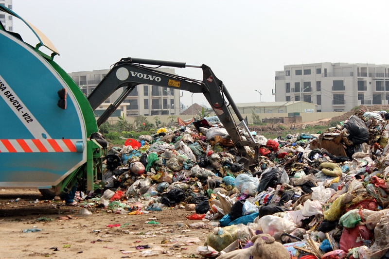 Hà Nội: Đổ trộm hơn 30 tấn rác hôi thối sát nhà dân