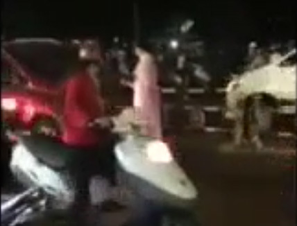 Chặn đầu ô tô, người phụ nữ gây ùn tắc vì hành động khó hiểu