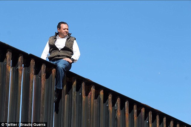 Nghị sĩ Mexico trèo rào biên giới thách thức ông Trump