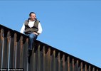 Nghị sĩ Mexico trèo rào biên giới thách thức ông Trump
