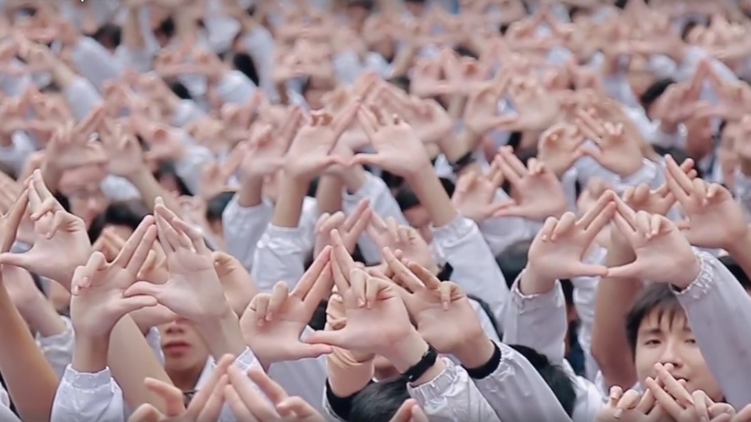 Hàng nghìn học sinh đồng thanh hát chúc thầy Văn Như Cương mau khỏe