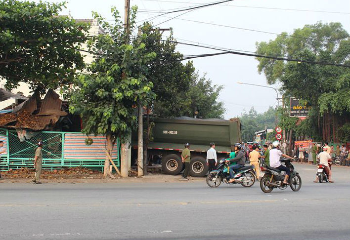 Hai ông cháu thương vong khi xe đầu kéo lao vào tiệm điện thoại