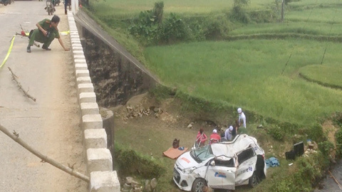 Taxi rơi khỏi cầu lúc giữa đêm, 6 người thương vong