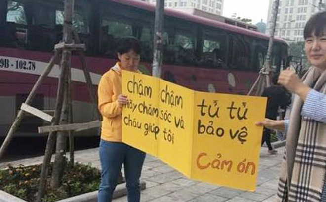 Bà mẹ Hàn Quốc cầm biển