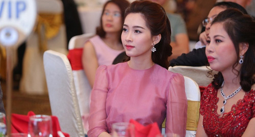 HH Đặng Thu Thảo khoe vẻ đẹp ‘không góc chết’