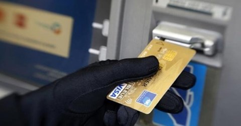 Hai người Trung Quốc dùng 160 thẻ ATM giả để trộm tiền