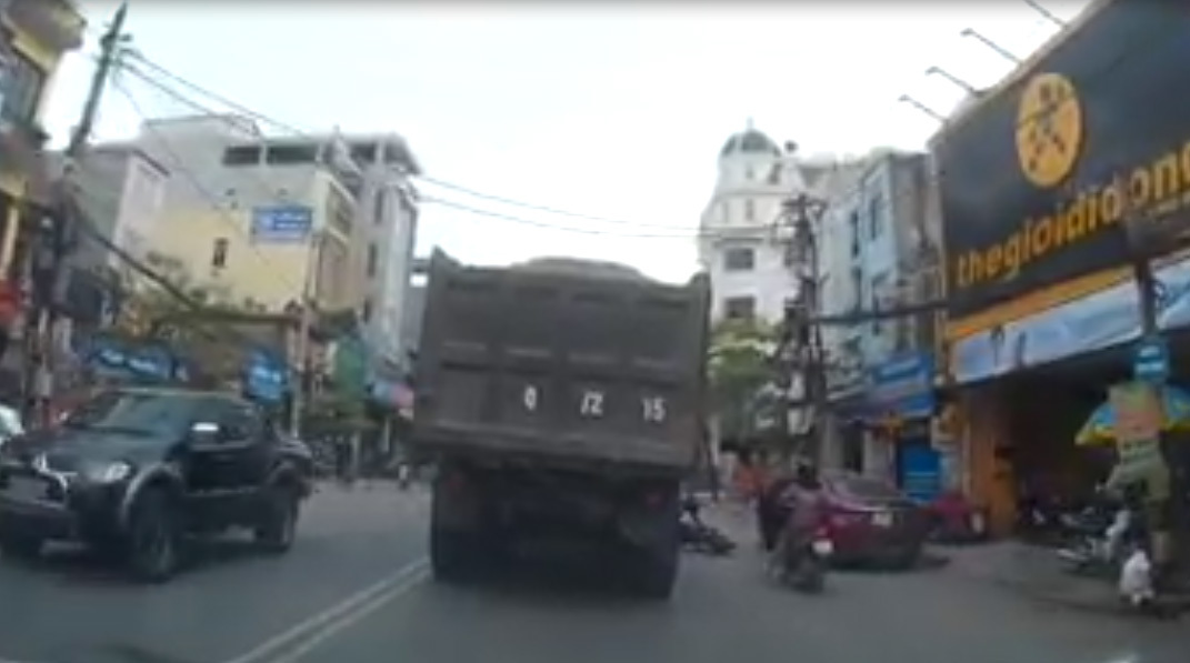 Clip: Mở cửa ôtô vô ý thức khiến 2 em nhỏ suýt chết dưới bánh xe tải