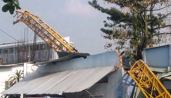 Cần cầu dự án Topaz Home đổ sập trong đêm, 2 người bị thương