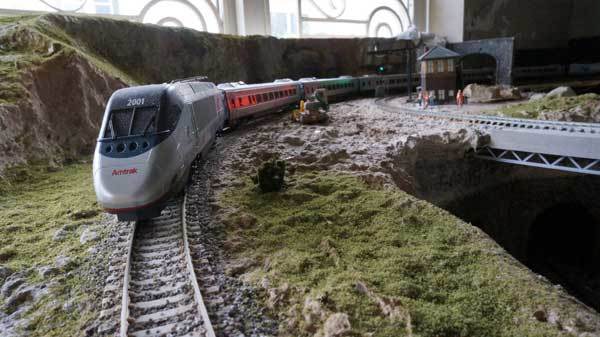 Lão họa sĩ bị điện giật 'tóe đom đóm' vì mê làm sa bàn