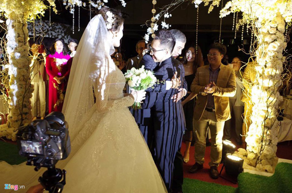 Á hậu Hoàng Anh rạng rỡ bên chú rể 9X