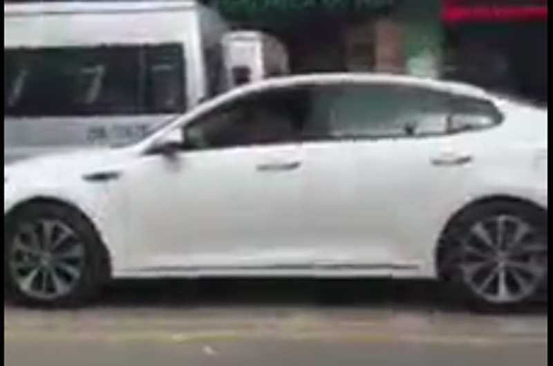 Người đàn ông ngồi xe sang và hành động xấu xí giữa đường