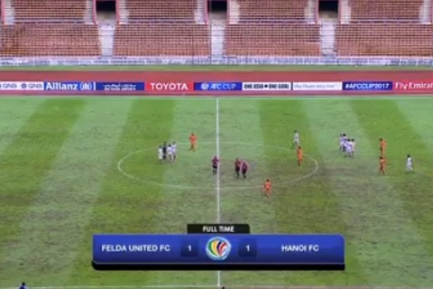 Hà Nội FC thoát thua trên đất Malaysia sau trận thủy chiến