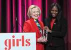 Hillary tươi cười nhận giải thưởng cho phụ nữ