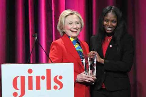 Hillary tươi cười khi nhận giải thưởng cho phụ nữ
