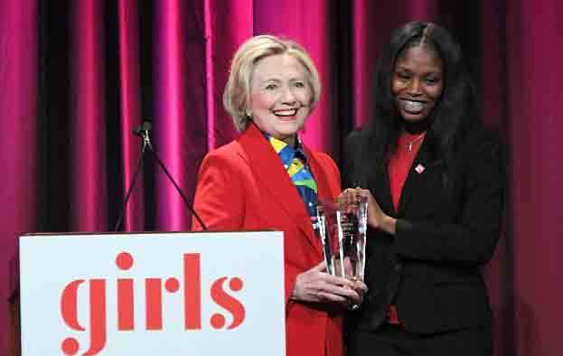 Hillary tươi cười nhận giải thưởng cho phụ nữ