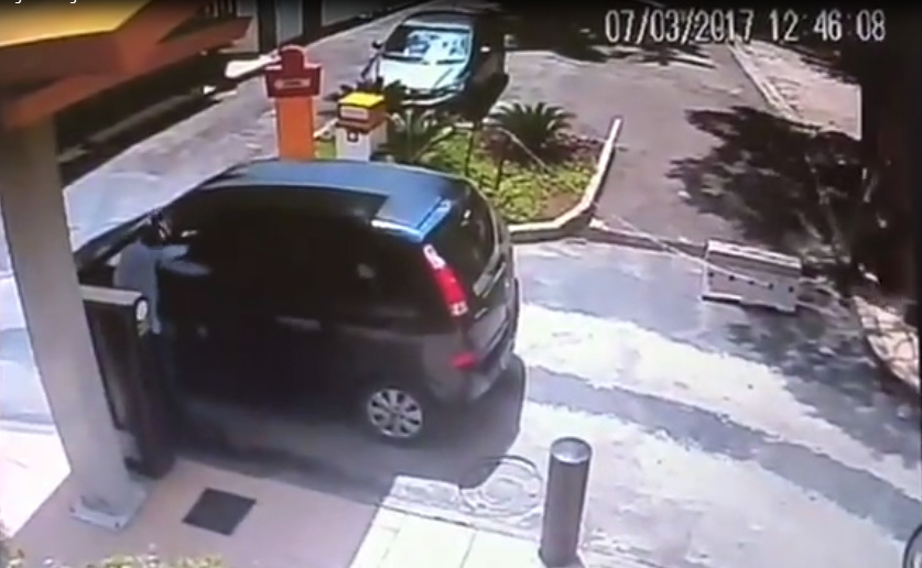 Liều lĩnh cạy cửa ô tô cướp đồ và cái kết đắng