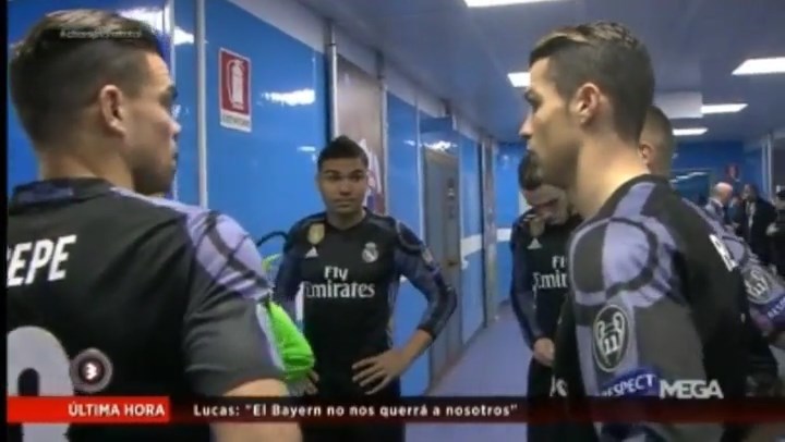 Ronaldo đá kém, quay sang mắng đồng đội như tát nước