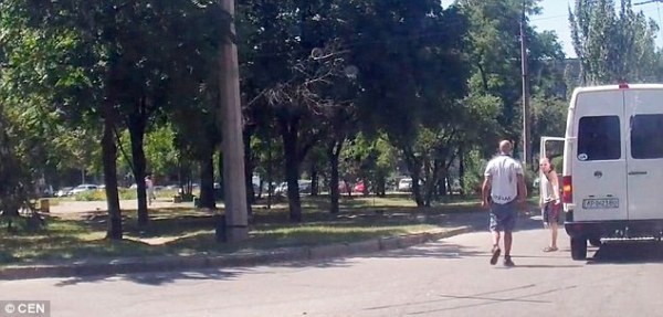 Bị xe cán qua người hai lần, nạn nhân vẫn ung dung đứng dậy