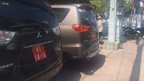 Quận 3 “xử” 3 ô tô biển đỏ đậu trên vỉa hè