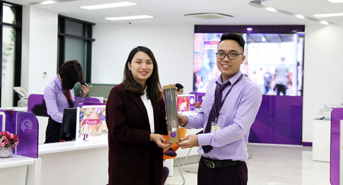 Khách nữ bất ngờ nhận hoa Lavender từ TPBank