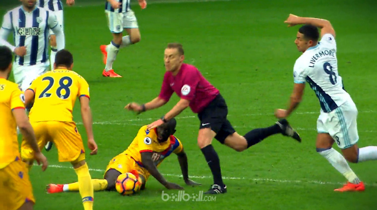 trọng tài bị đẩy ngã