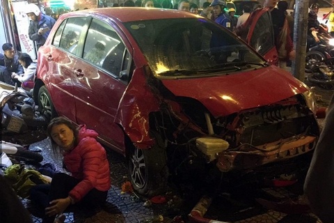 Clip: Ô tô mất lái đâm hàng hàng loạt phương tiện, 6 người bị thương ở Hà Nội