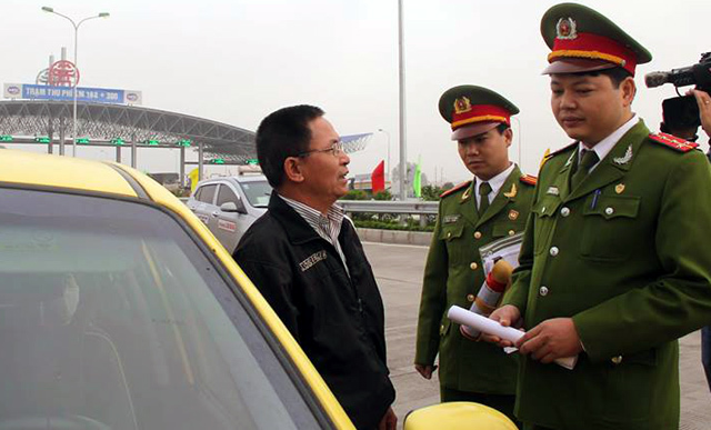 Đi ô tô vào đường một chiều bị tước bằng bao nhiêu lâu?