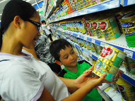 Bỏ áp trần: Cách nào chống loạn giá sữa?