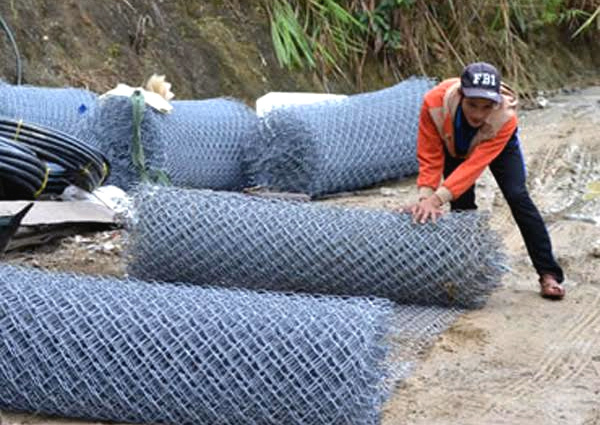 Trộm tấn công: Đại gia Quảng Nam dựng lưới B40, cắm chông giữ 'vàng'