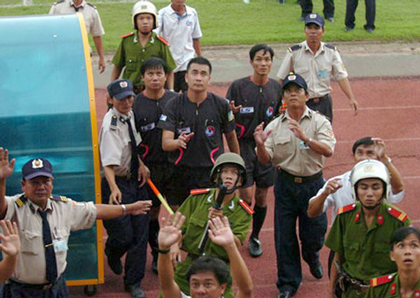 Trọng tài Champions League về V-League thổi: Coi chừng cái... alo