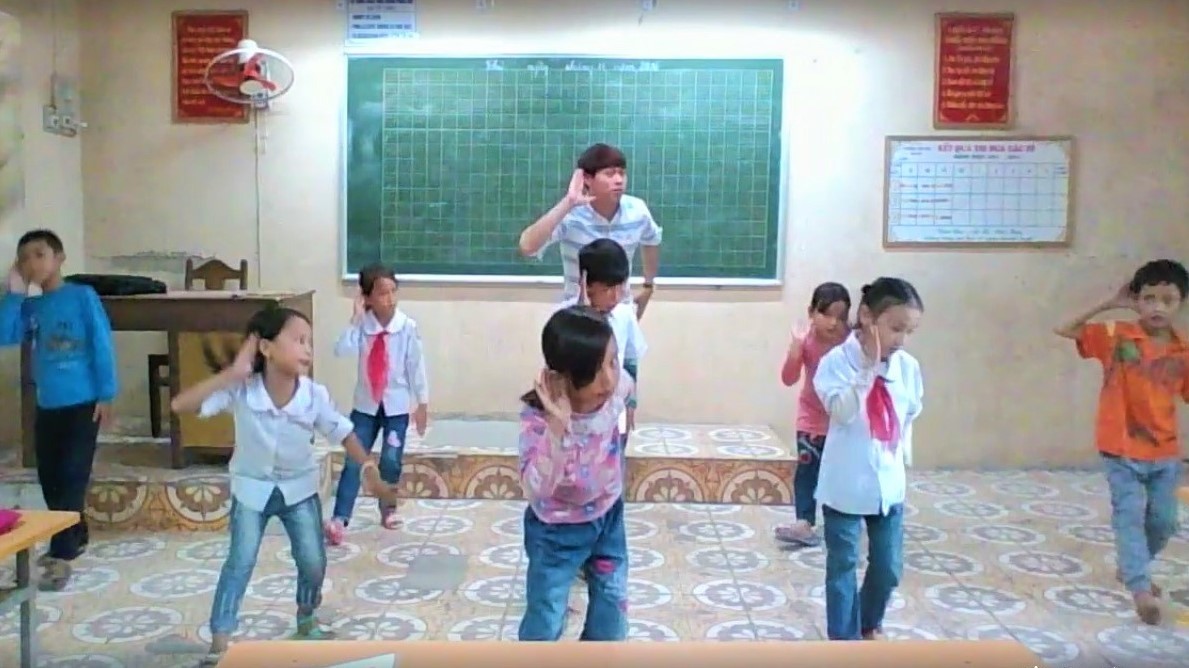 Thầy giáo dạy học sinh tiểu học nhảy dễ thương 