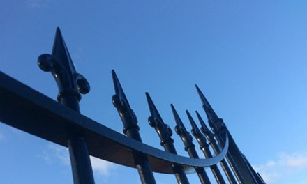 Cổng UBND xã đổ đè chết một học sinh