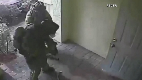 Nhân viên cứu hỏa bị luồng lửa cực mạnh thổi bay